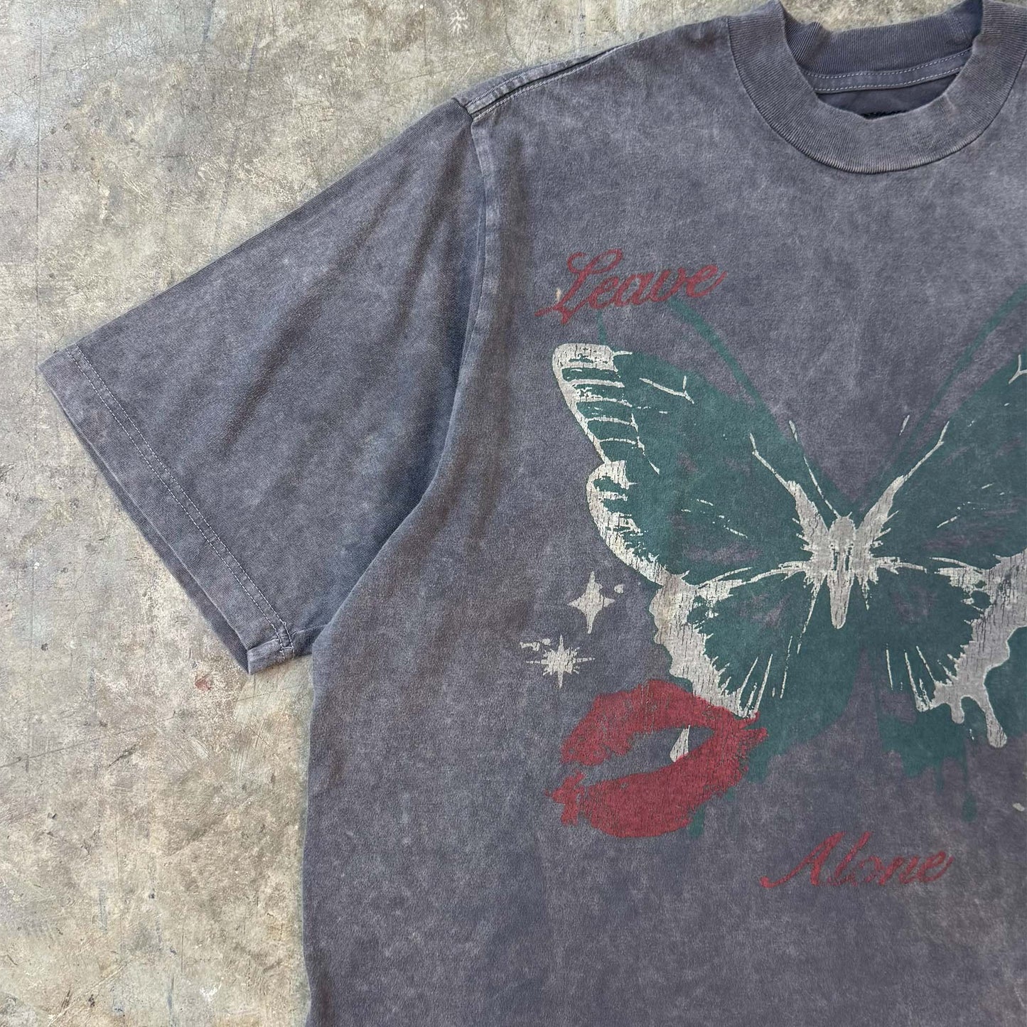 "LEAVE ME ALONE" TEE IN STONE/CASTLETON