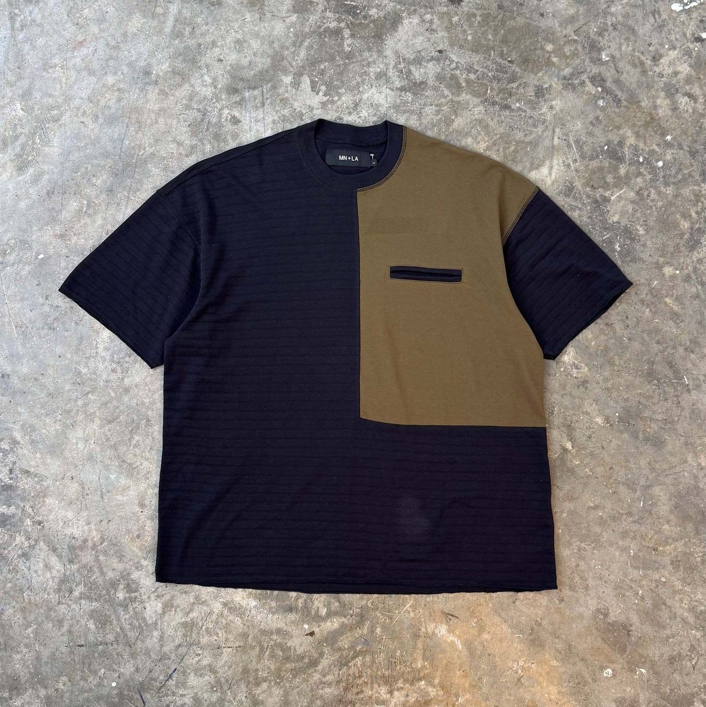 NEEDLEWORK POCKET TEE V2 IN TAIGA