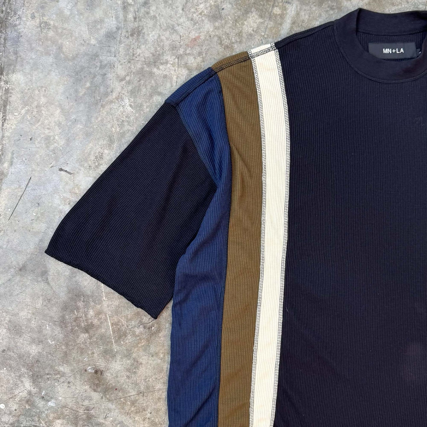 MN+LA™ LINEAR TEE SAMPLE 001
