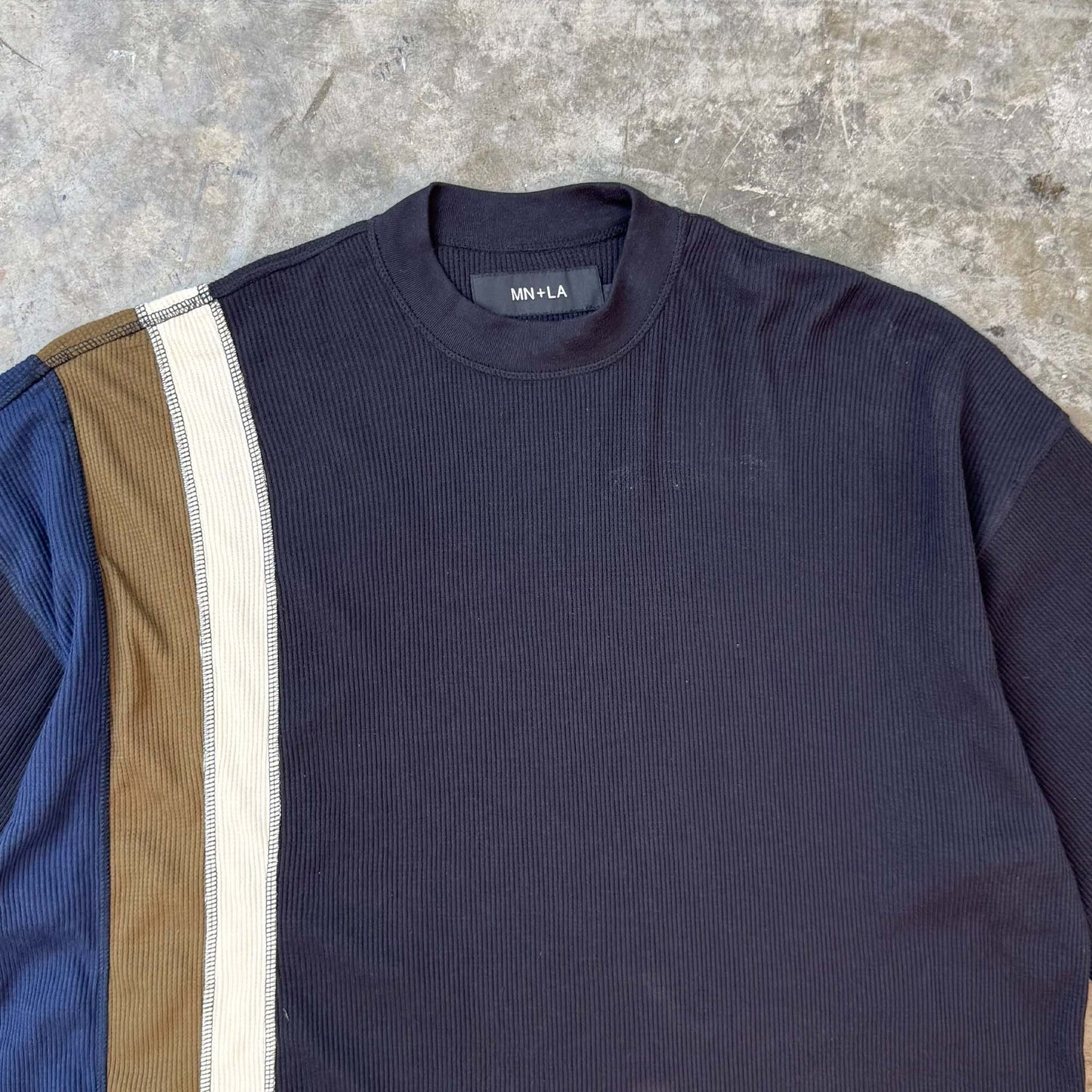 MN+LA™ LINEAR TEE SAMPLE 001
