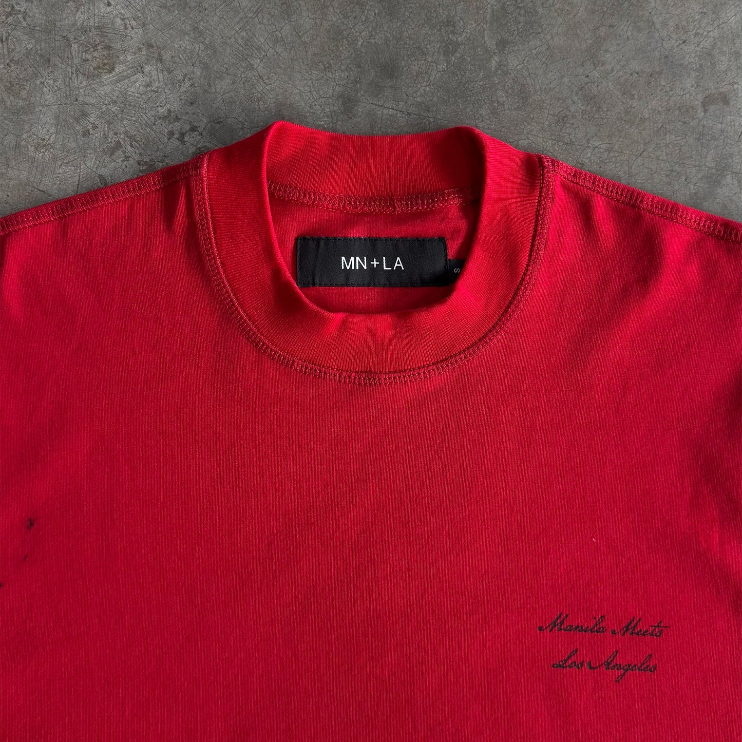 MN+LA™ SCRIPT LOGO TEE IN RARRI RED