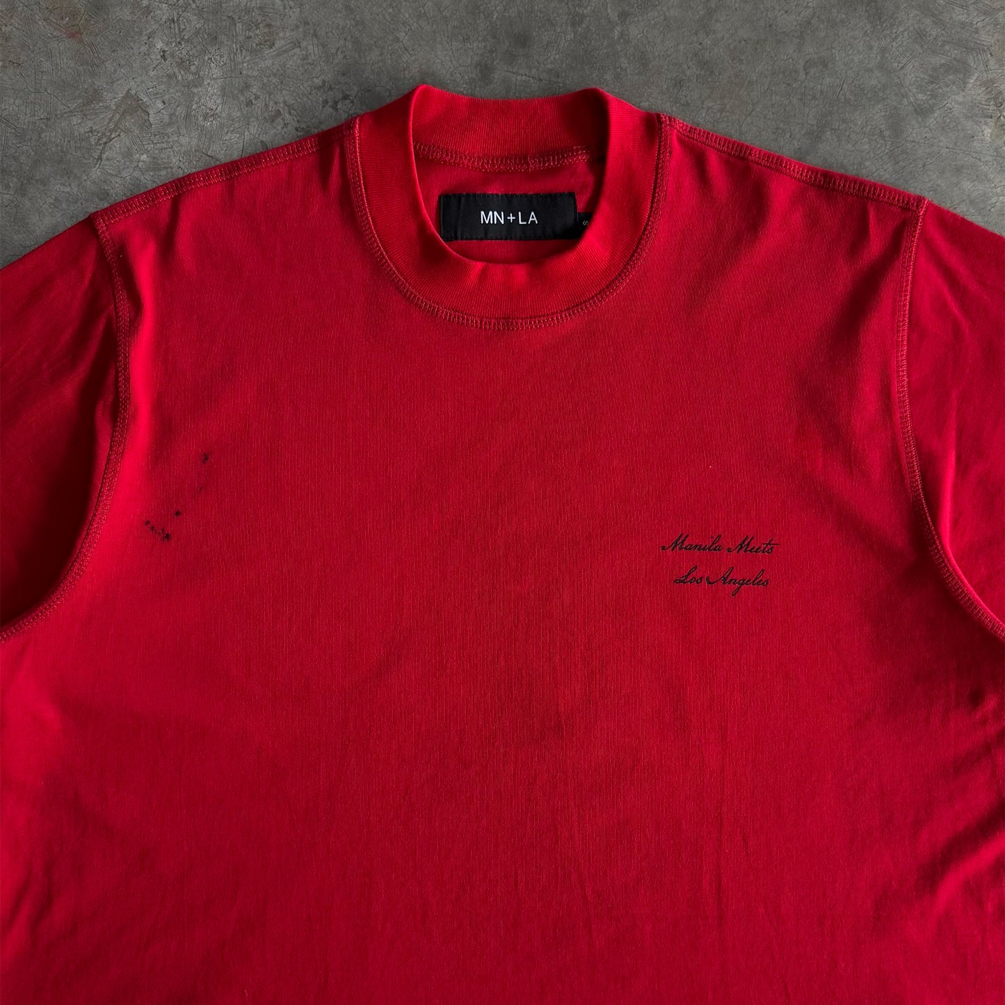 MN+LA™ SCRIPT LOGO TEE IN RARRI RED