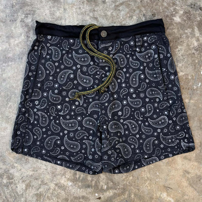 STRIDE SHORTS IN MIDNIGHT PAISLEY