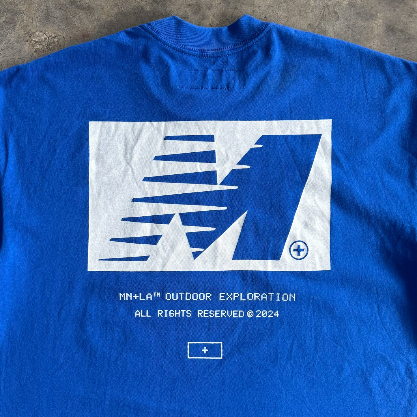 "OUTDOOR EXPLORATION" TEE IN ELECTRIC BLUE