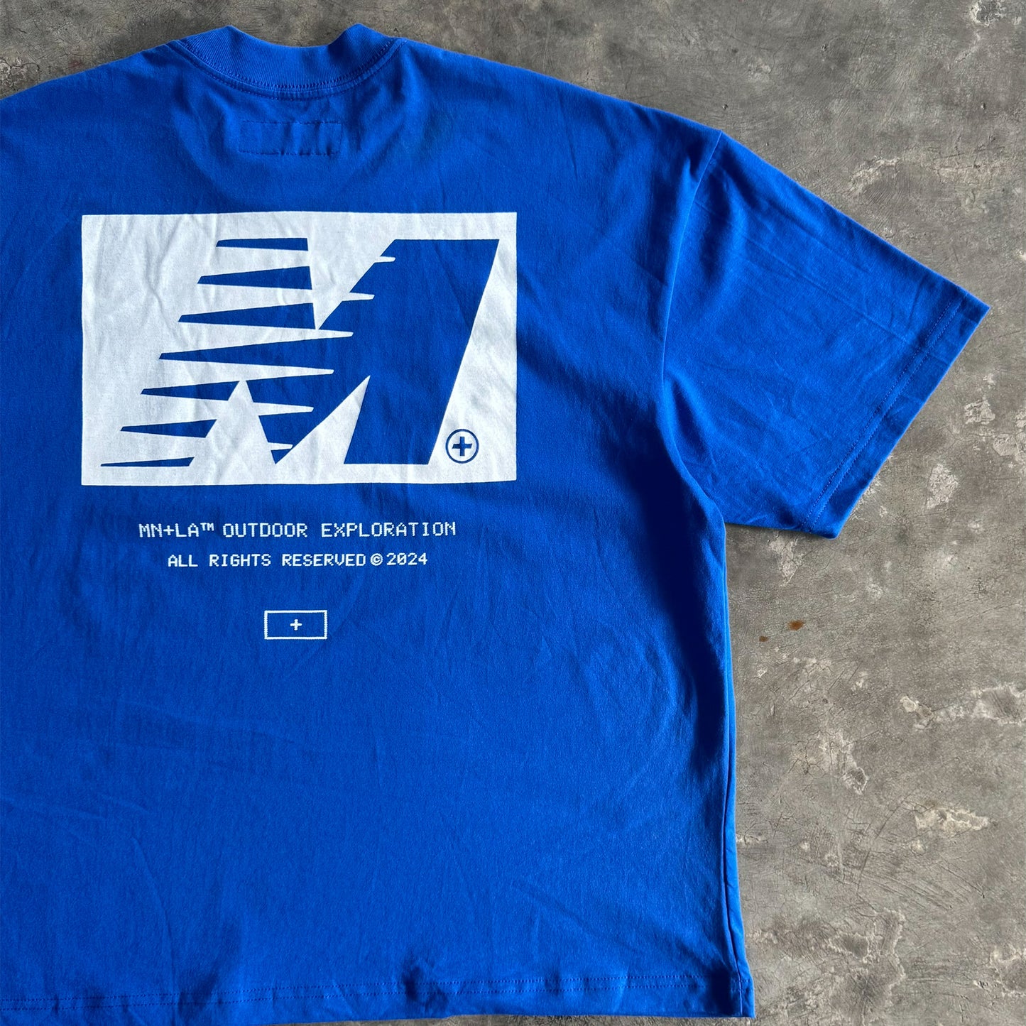 "OUTDOOR EXPLORATION" TEE IN ELECTRIC BLUE