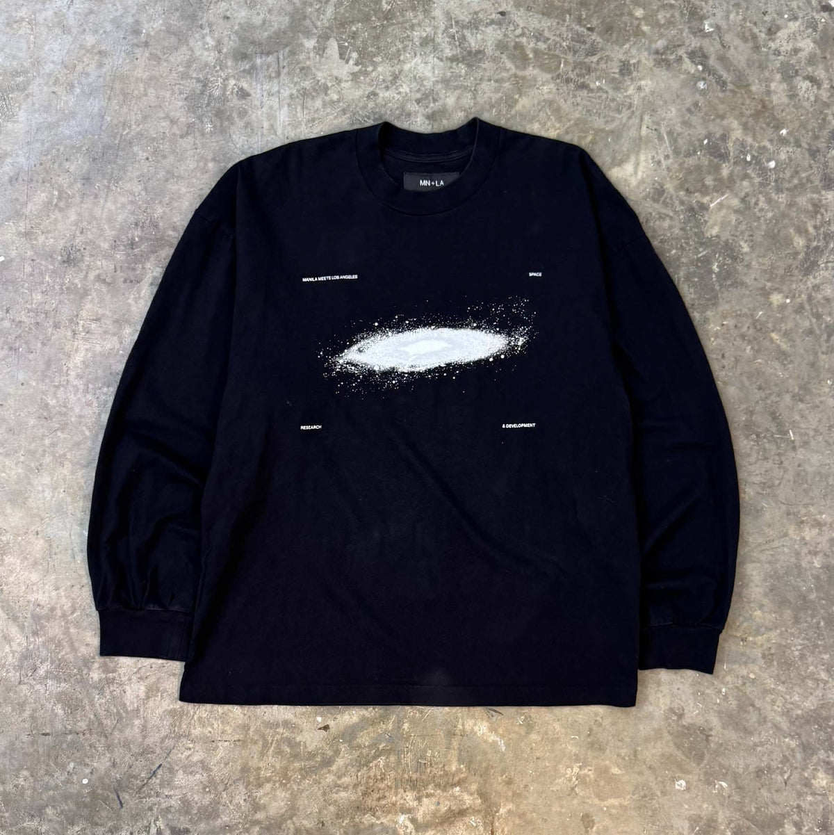 "MN+LA SPACE R&D" LONGSLEEVE TEE IN ANTHRACITE