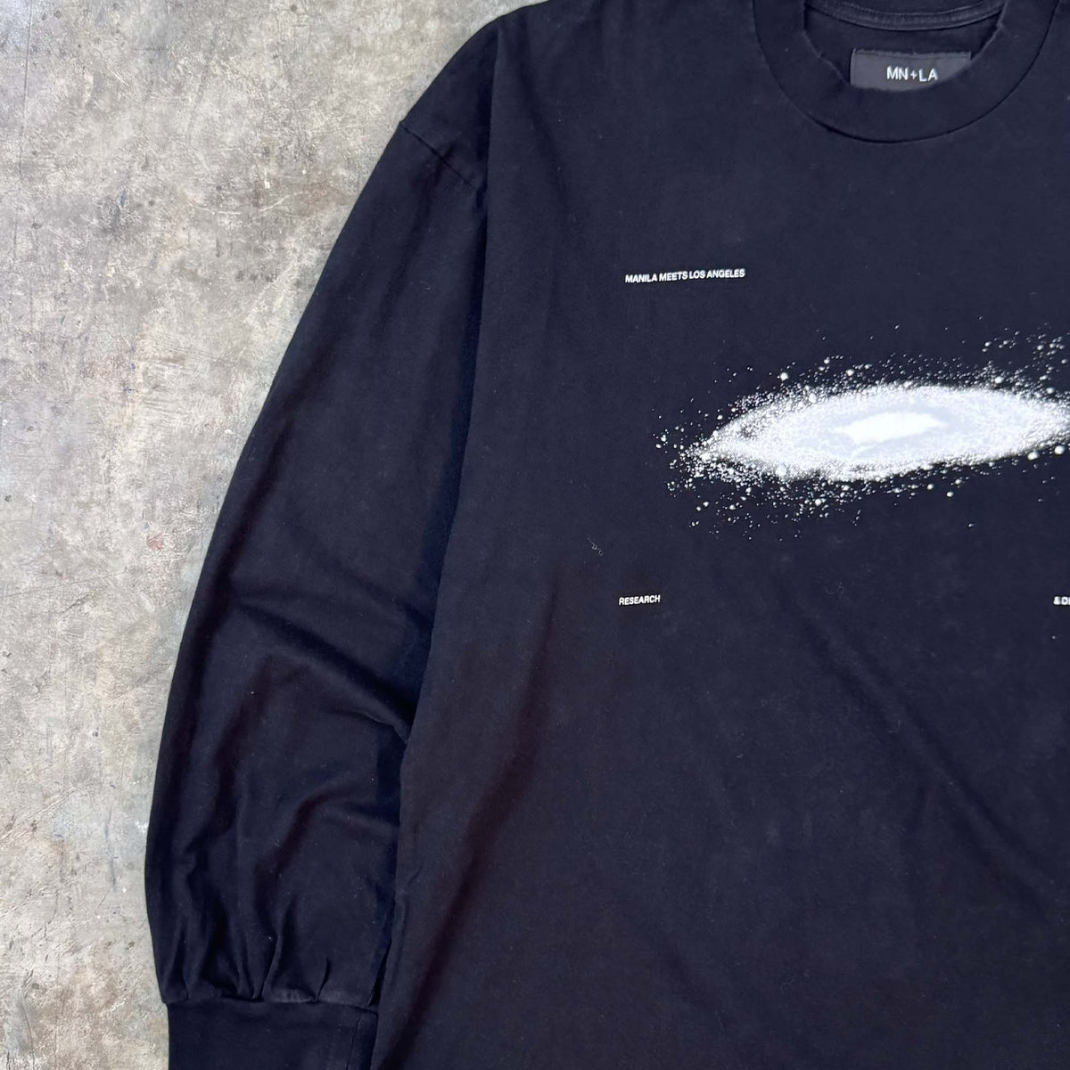 "MN+LA SPACE R&D" LONGSLEEVE TEE IN ANTHRACITE