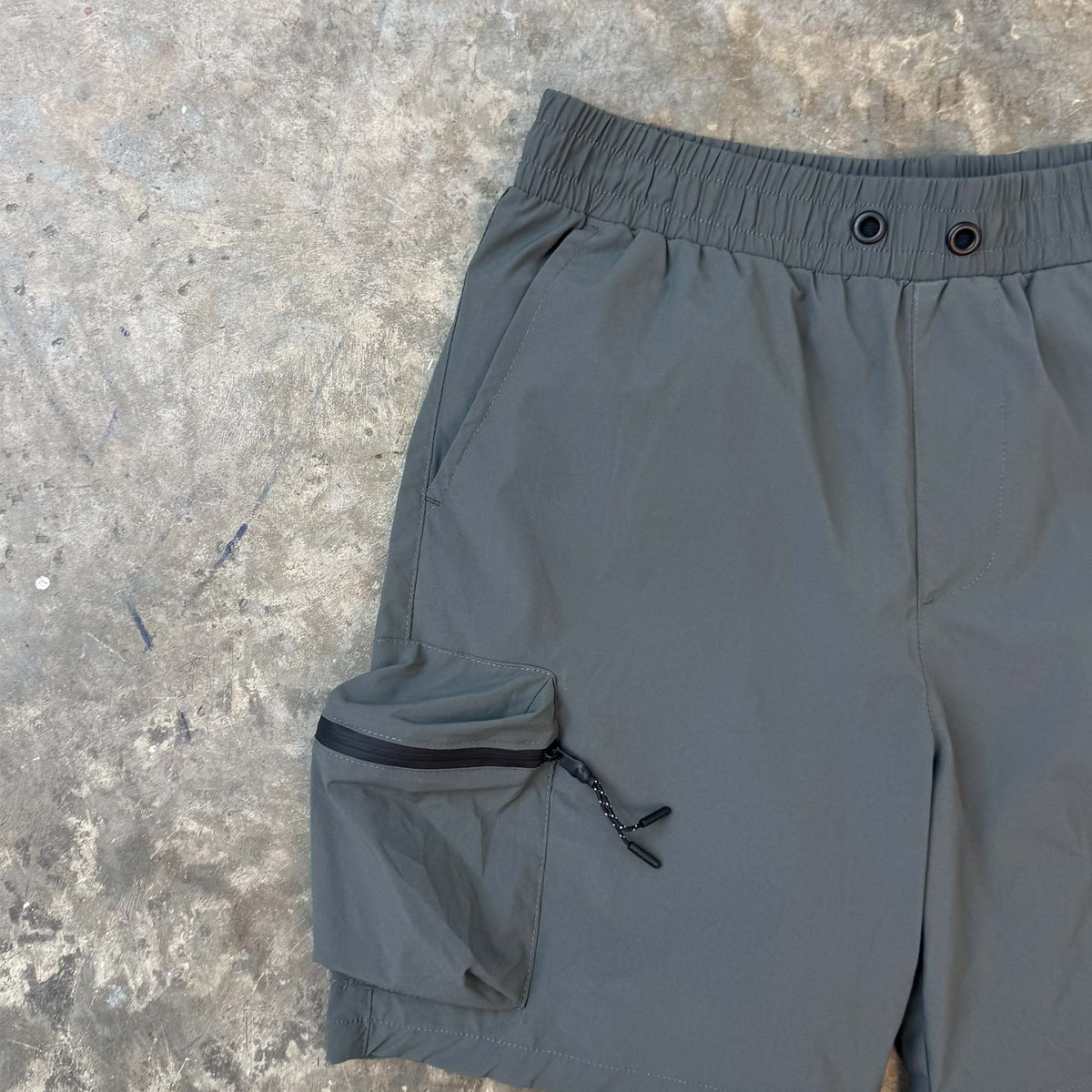 TREK SHORTS IN STONE GREY