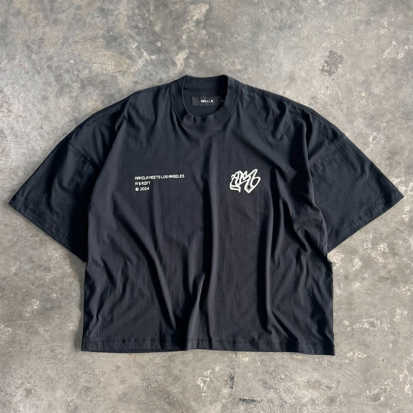 M'$ RIFT VAST TEE IN CAVIAR