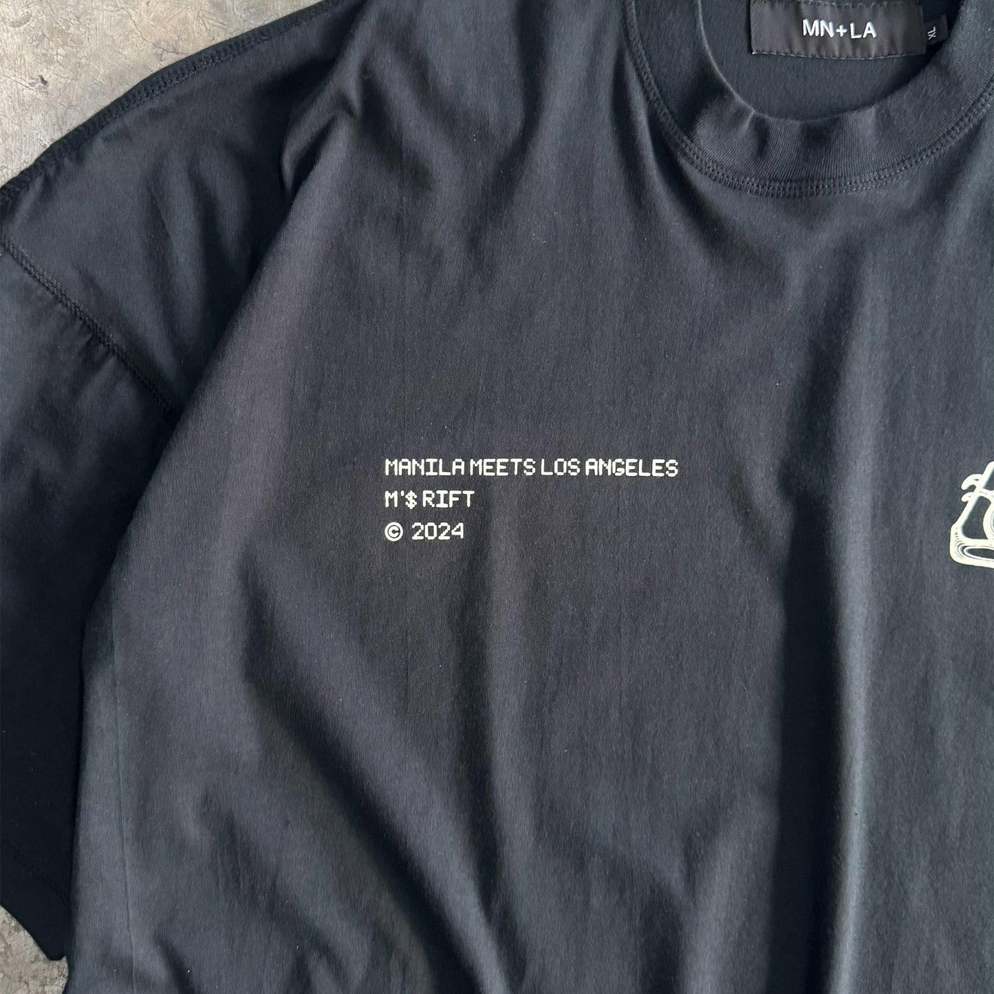 M'$ RIFT VAST TEE IN CAVIAR