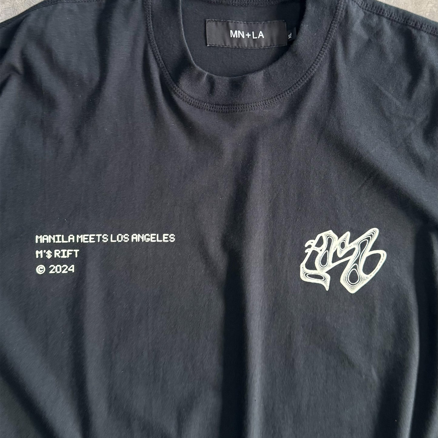 M'$ RIFT VAST TEE IN CAVIAR