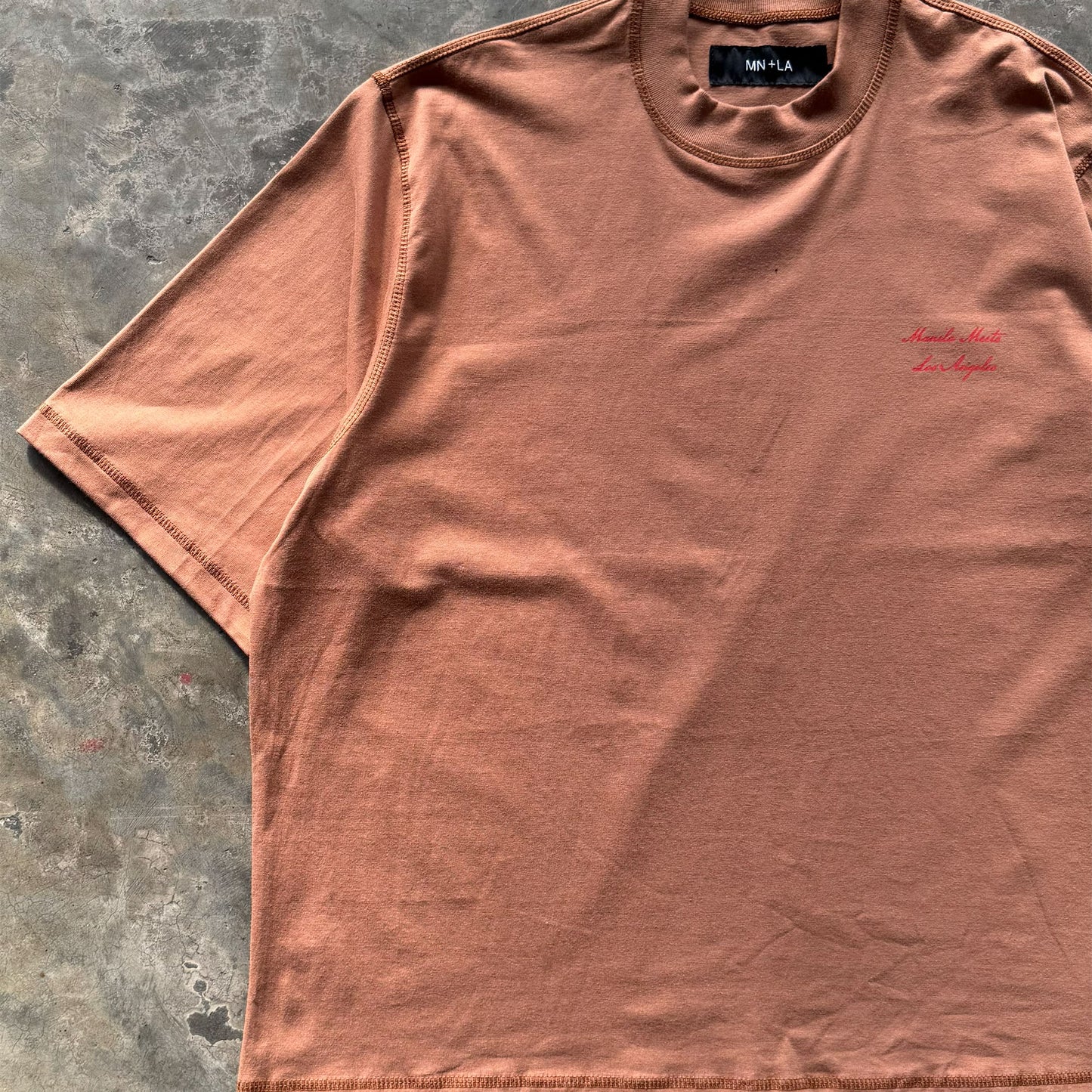 MN+LA™ SCRIPT LOGO TEE IN APRICOT