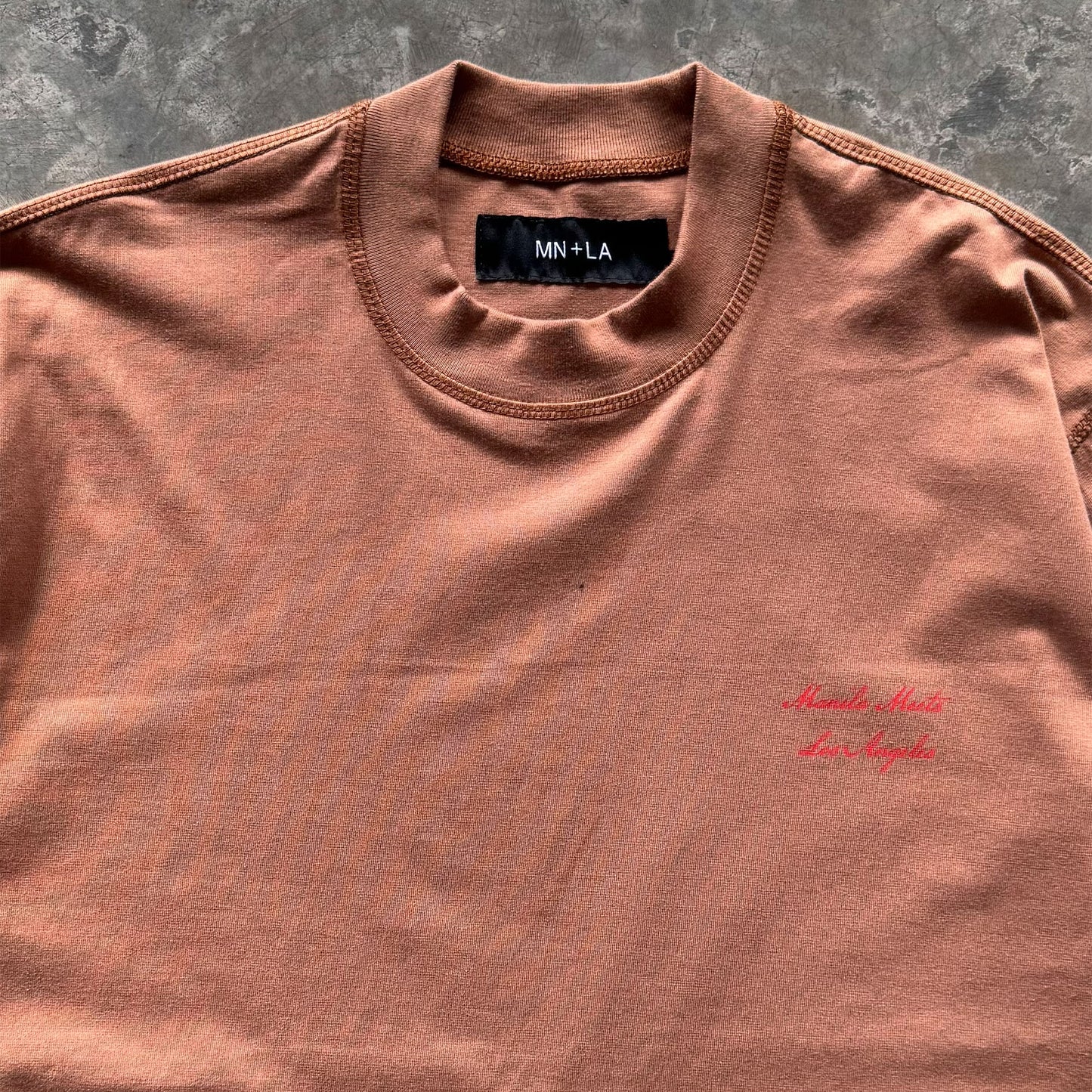 MN+LA™ SCRIPT LOGO TEE IN APRICOT