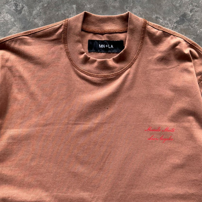MN+LA™ SCRIPT LOGO TEE IN APRICOT