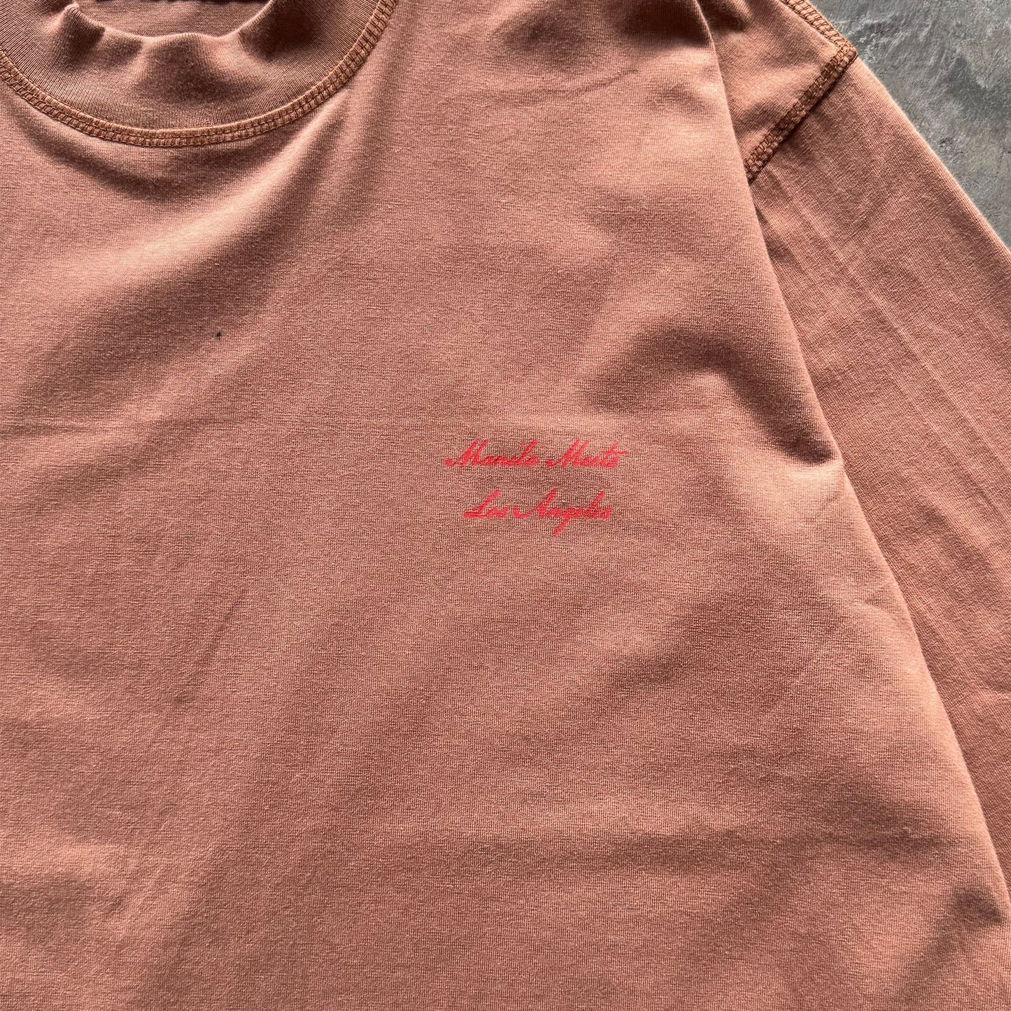 MN+LA™ SCRIPT LOGO TEE IN APRICOT