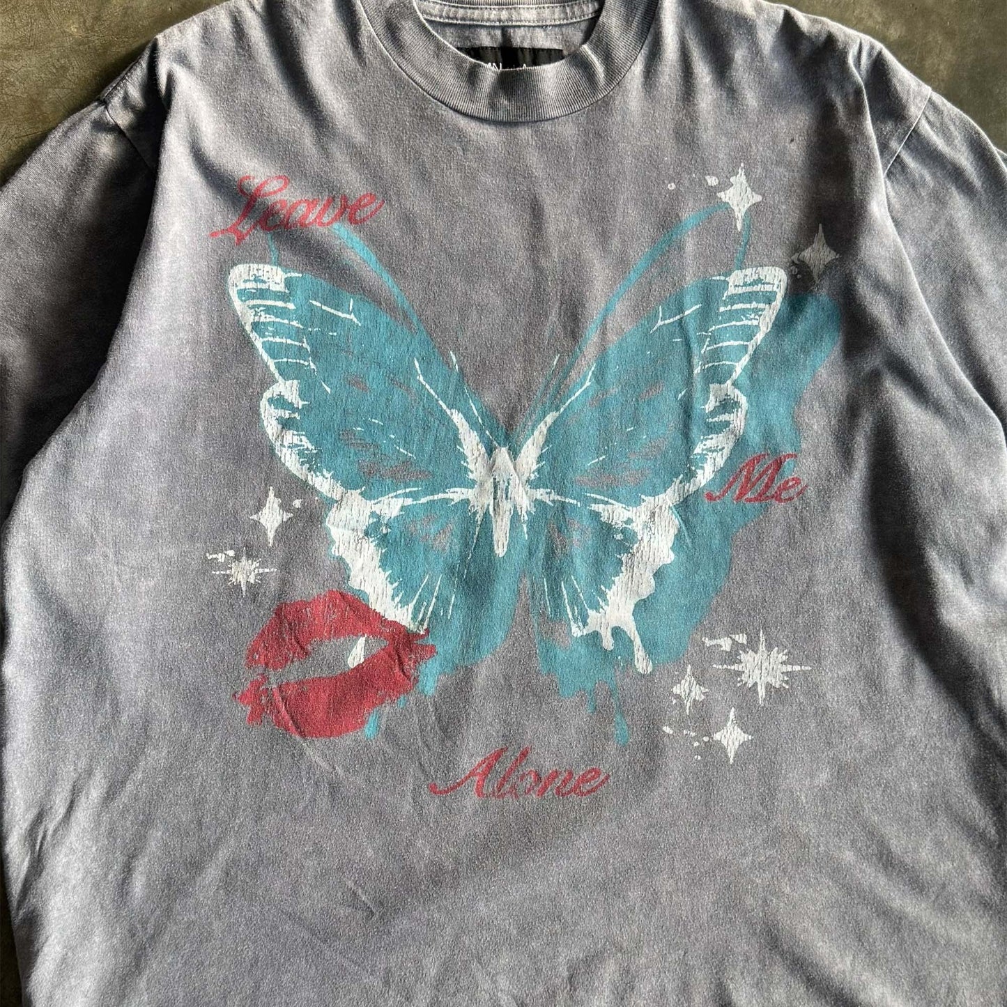 "LEAVE ME ALONE" TEE IN STONE/DARK TEAL