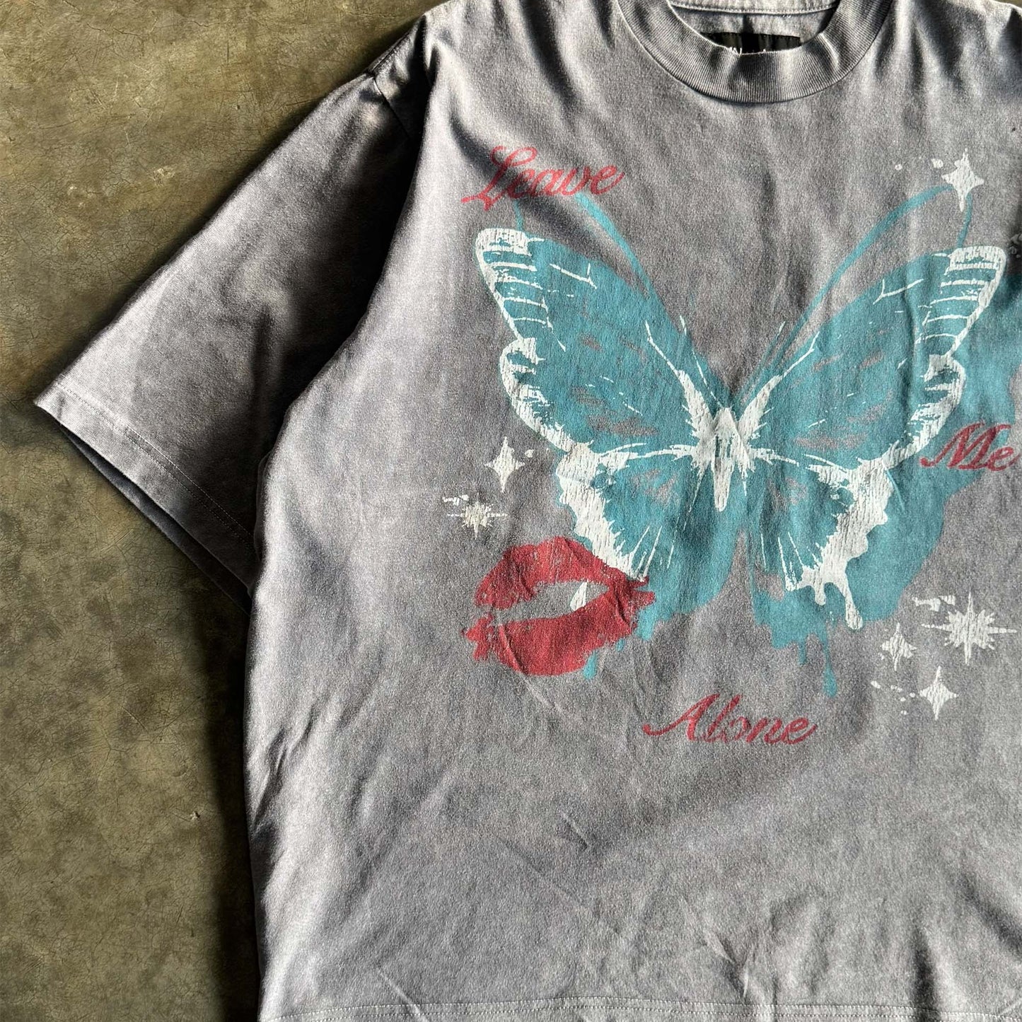 "LEAVE ME ALONE" TEE IN STONE/DARK TEAL