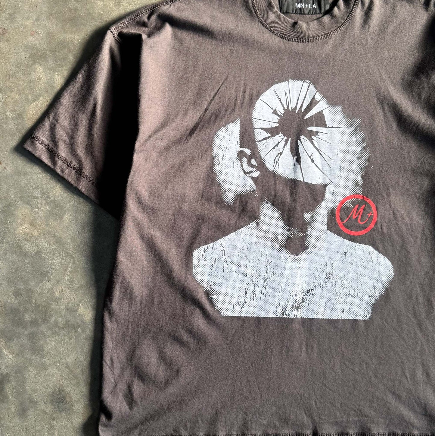 "HEAD SHOT" TEE IN CHARCOAL GREY