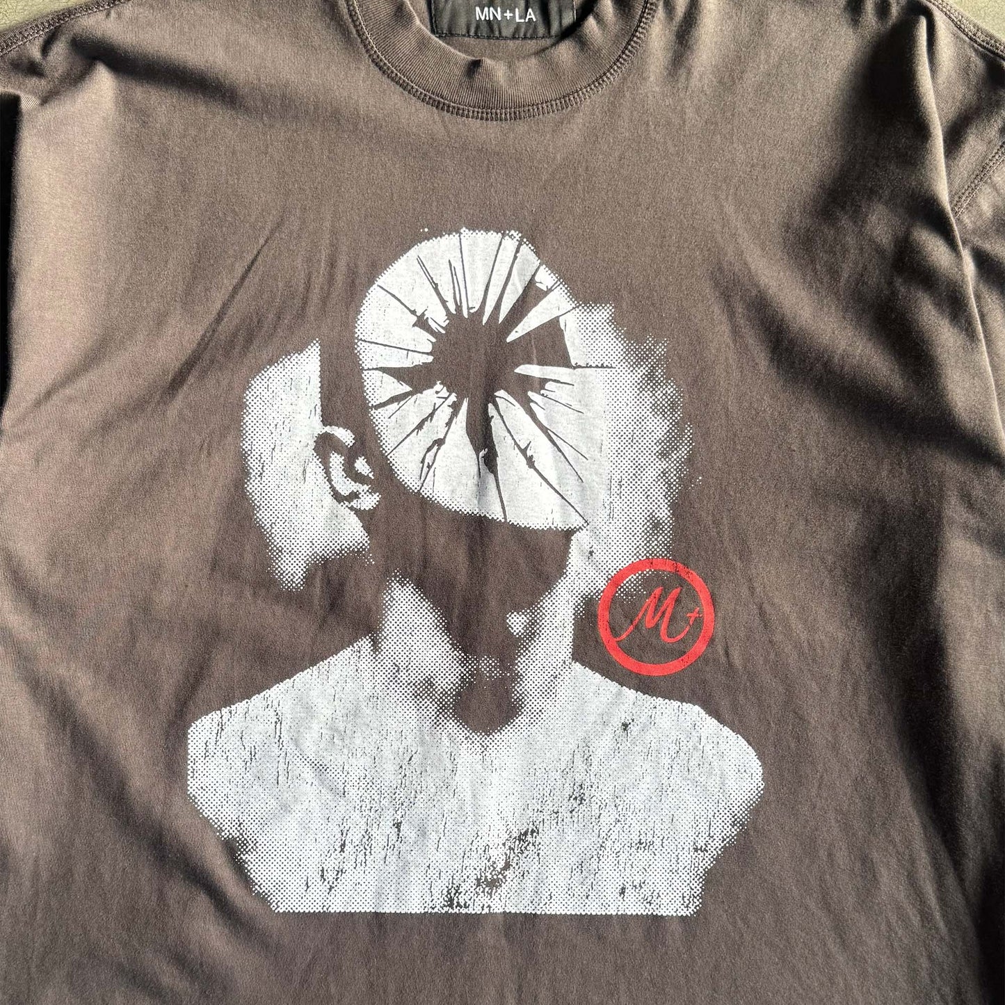 "HEAD SHOT" TEE IN CHARCOAL GREY