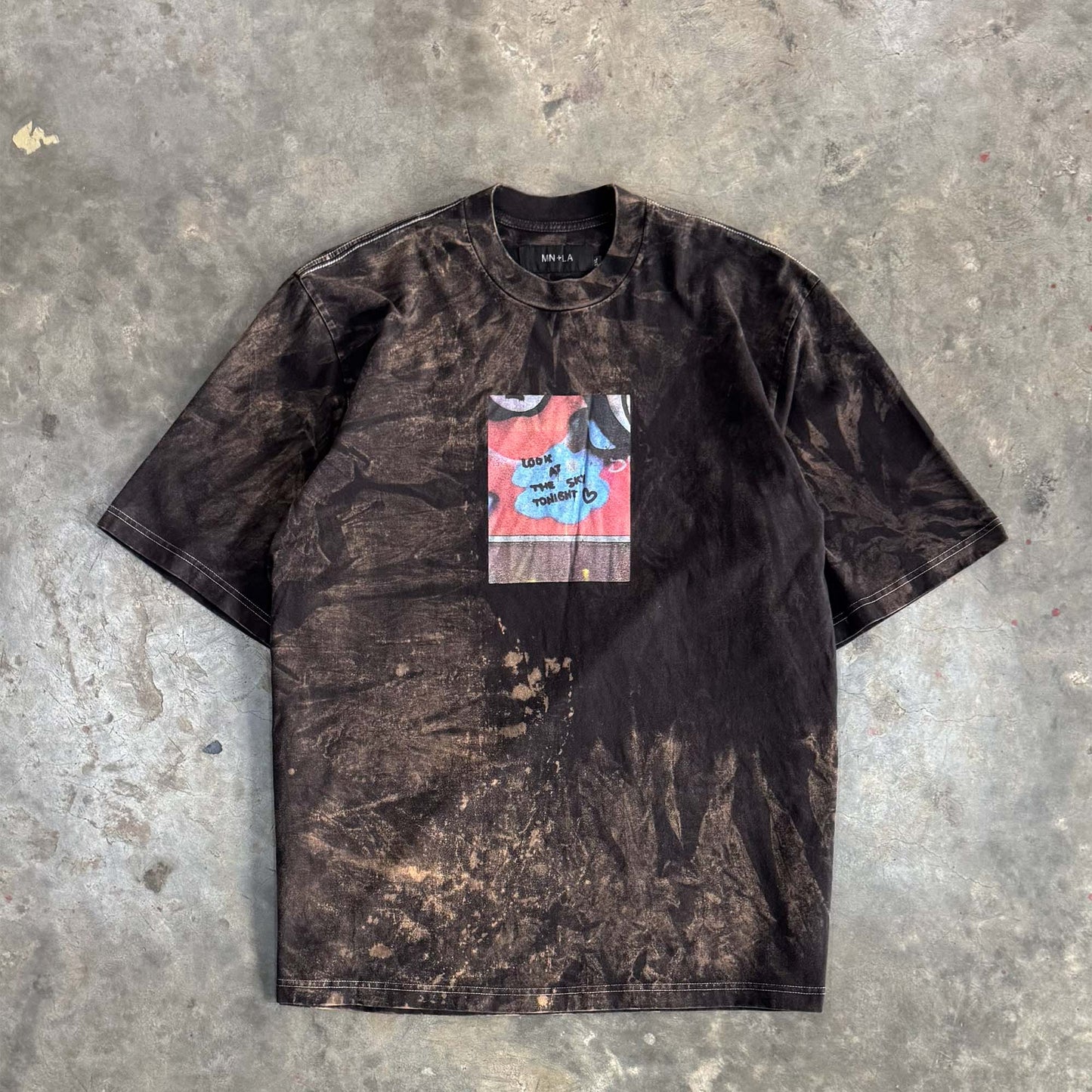 "LOOK AT THE SKY TONIGHT" TEE IN CAVIAR (WASHED)