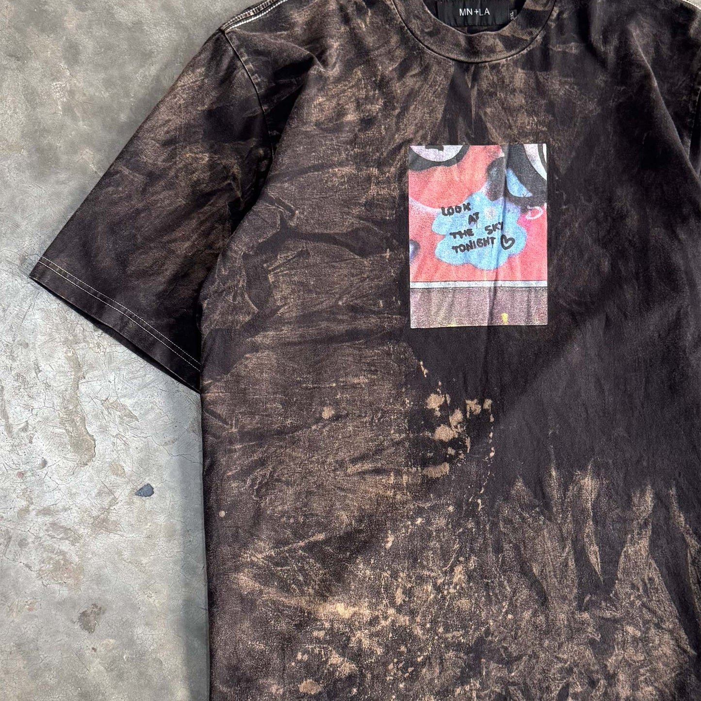 "LOOK AT THE SKY TONIGHT" TEE IN CAVIAR (WASHED)