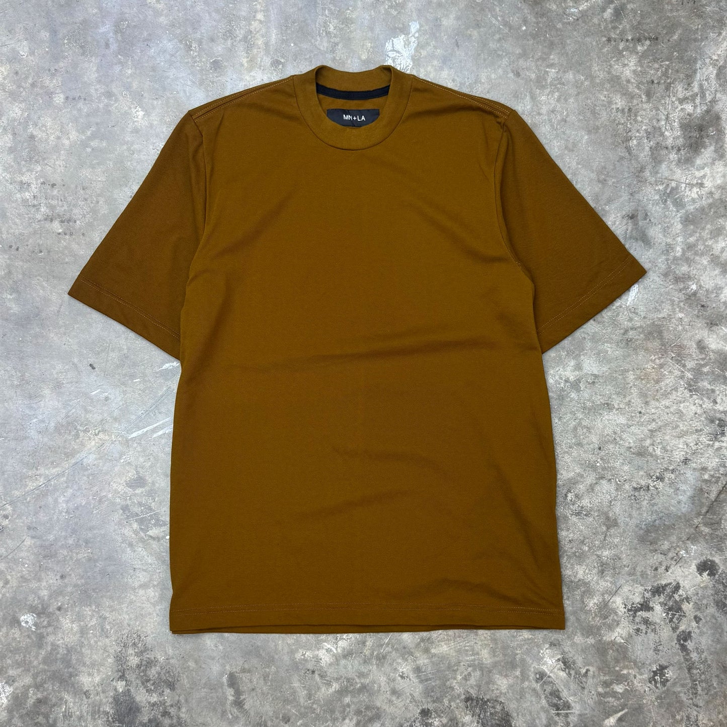 PIQUE MOCK NECK TEE IN RUST