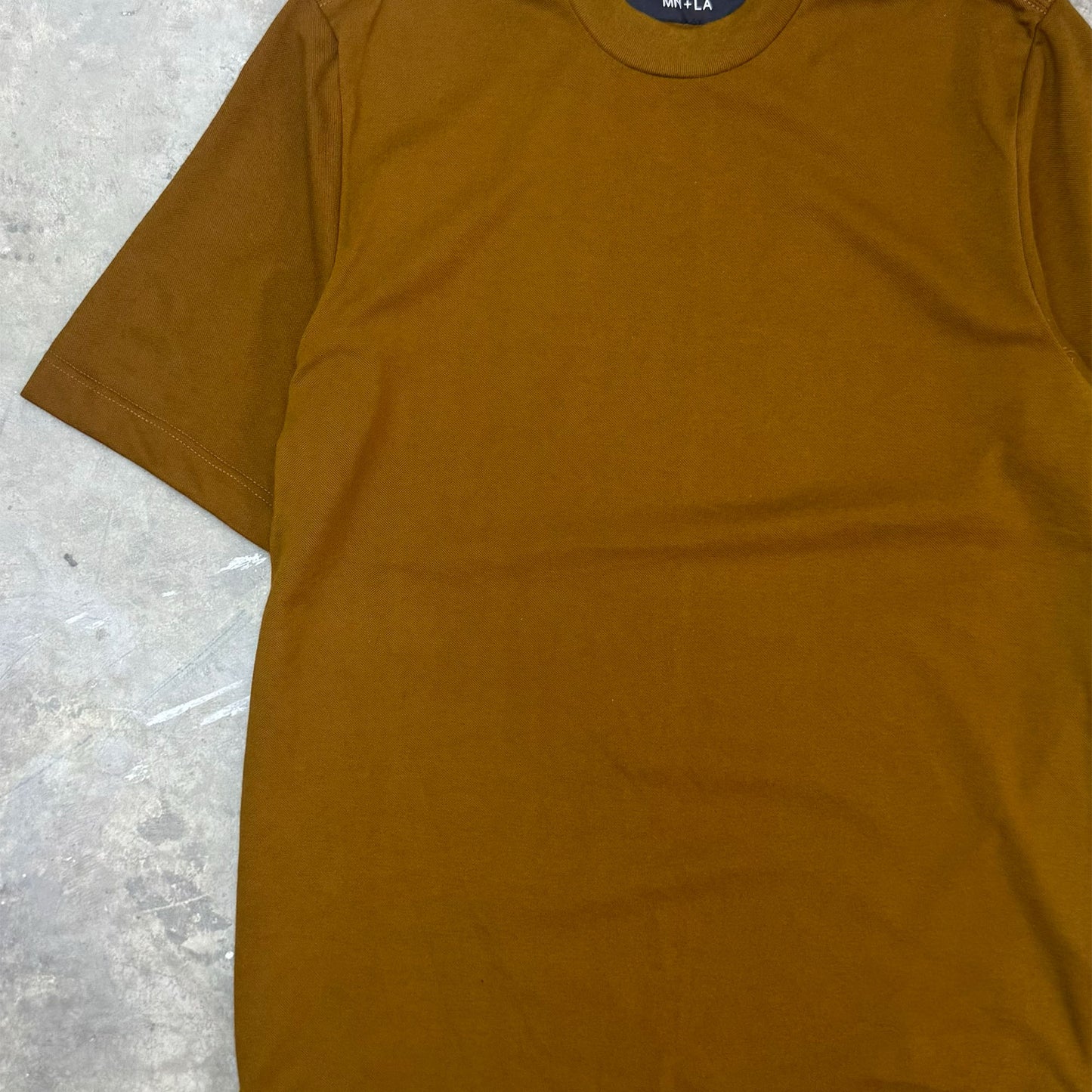 PIQUE MOCK NECK TEE IN RUST