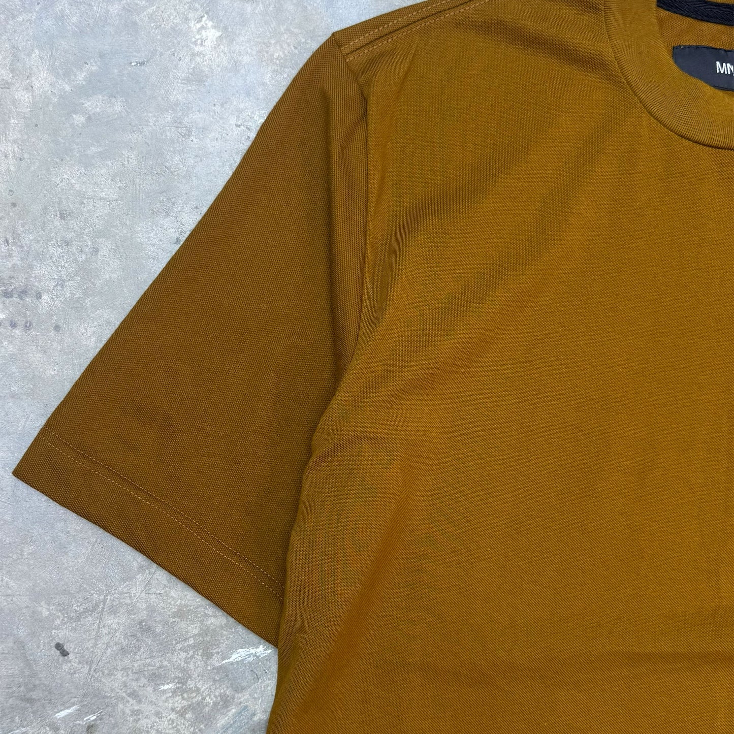 PIQUE MOCK NECK TEE IN RUST