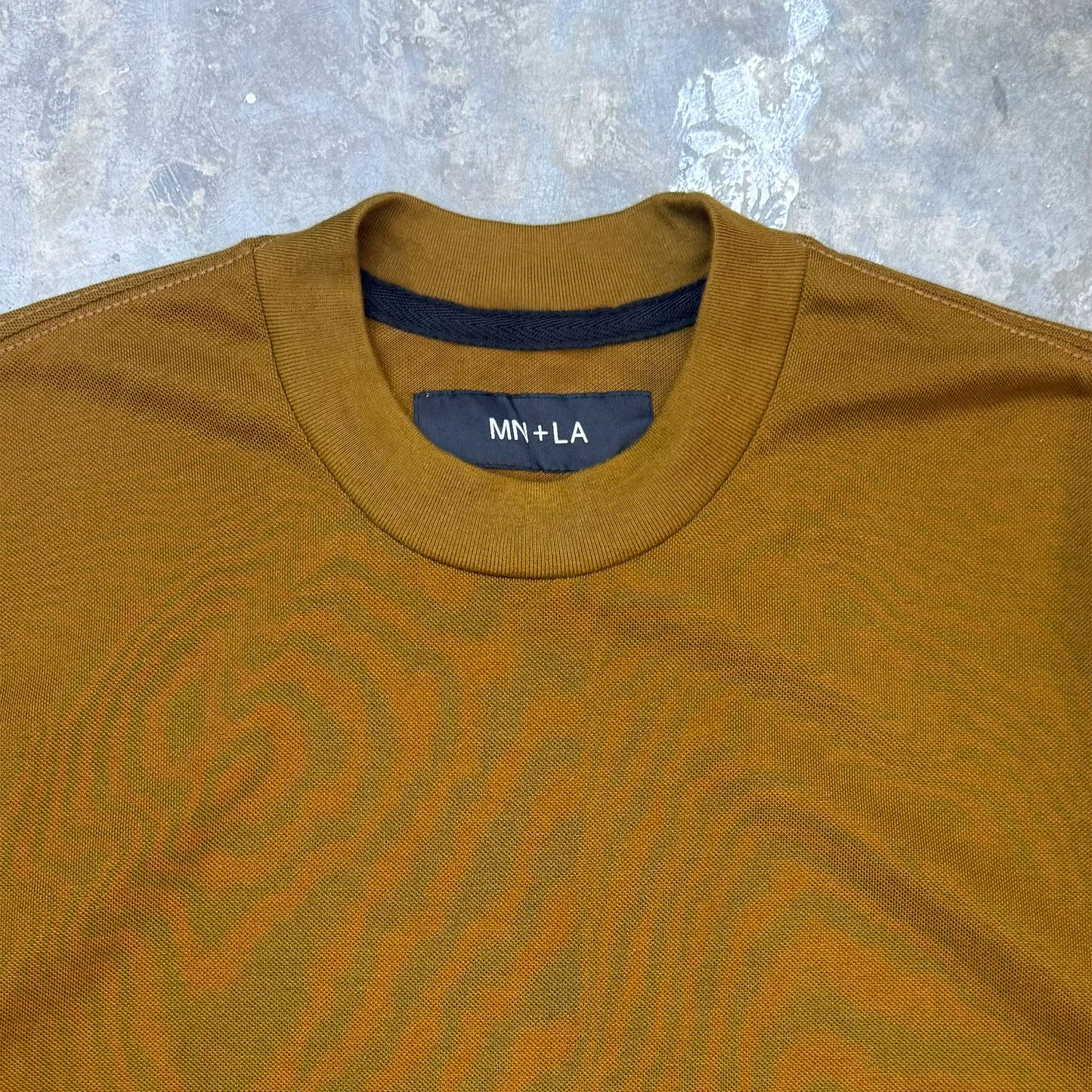 PIQUE MOCK NECK TEE IN RUST