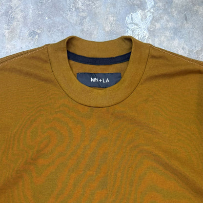 PIQUE MOCK NECK TEE IN RUST
