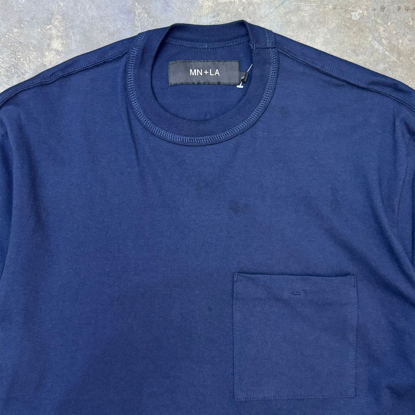 MOCK NECK POCKET TEE V3 IN NAVY