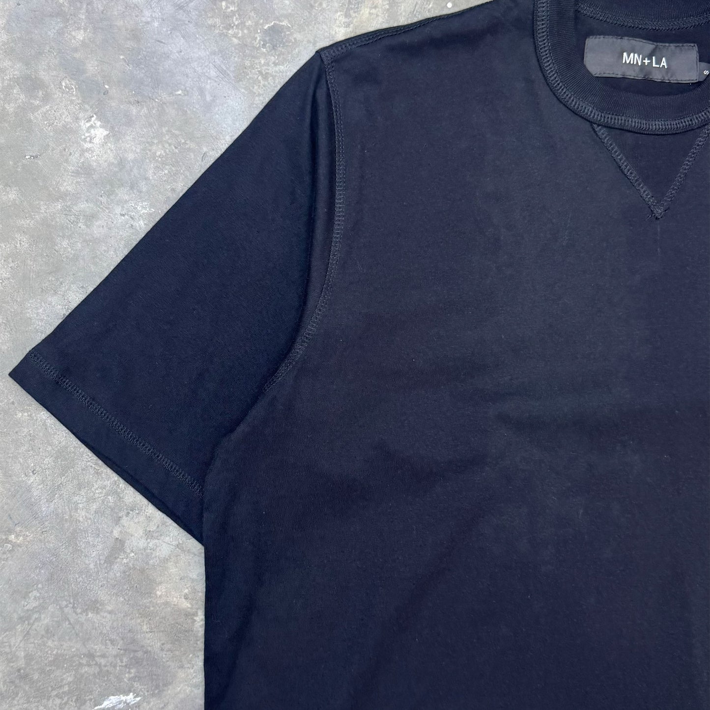 MILITIA MOCK NECK TEE IN ANTHRACITE