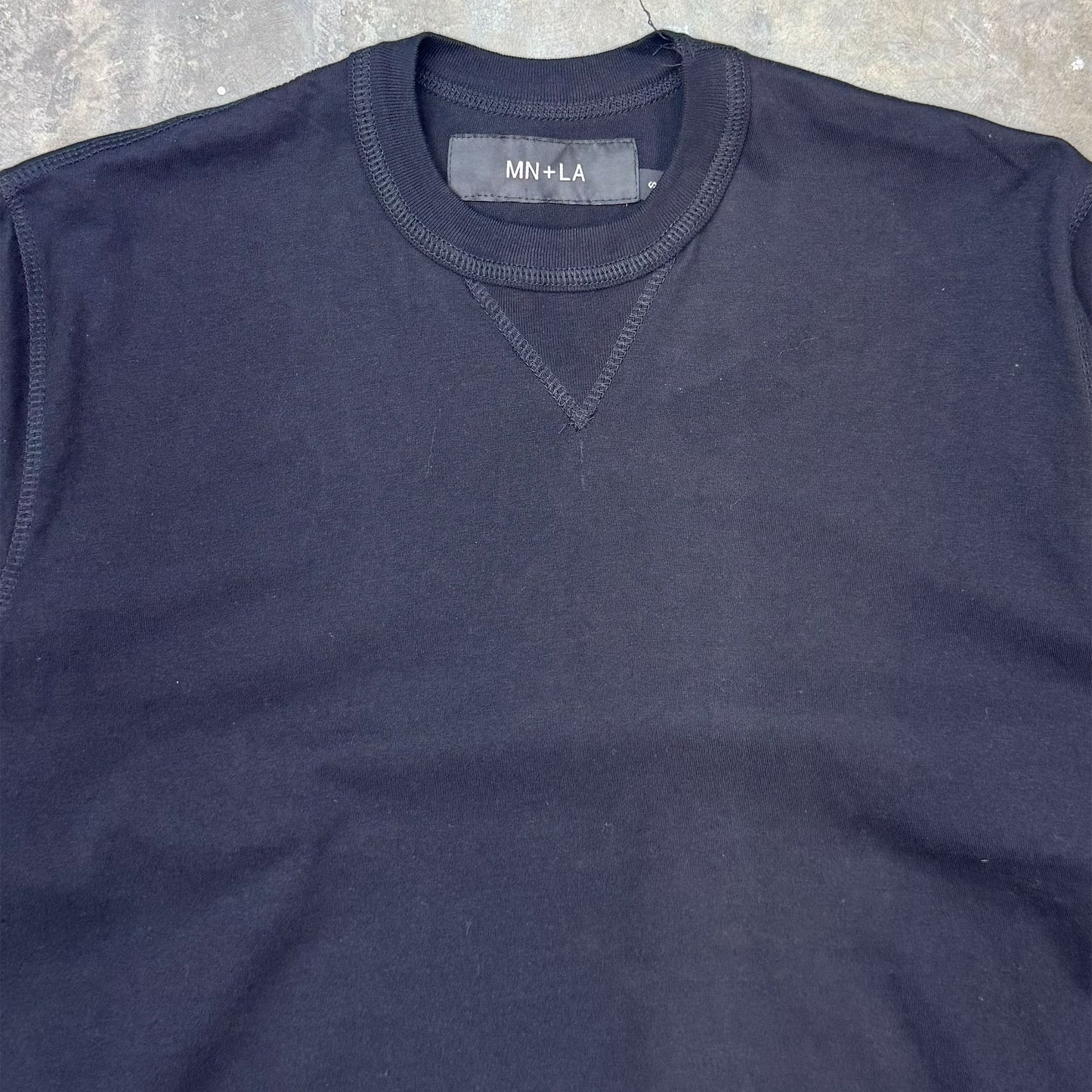 MILITIA MOCK NECK TEE IN ANTHRACITE