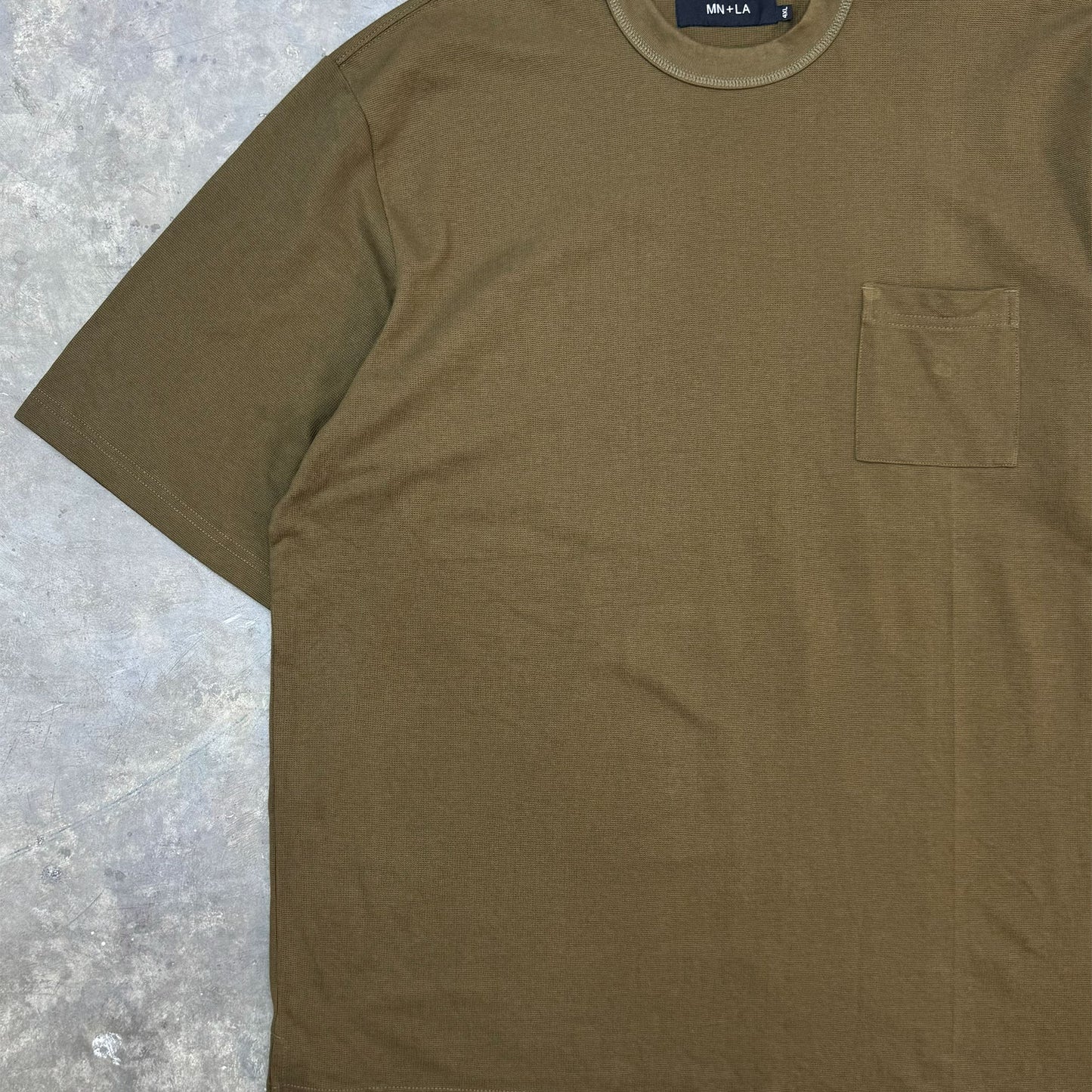 WAFFLE MOCK NECK POCKET TEE V3 IN OLIVE