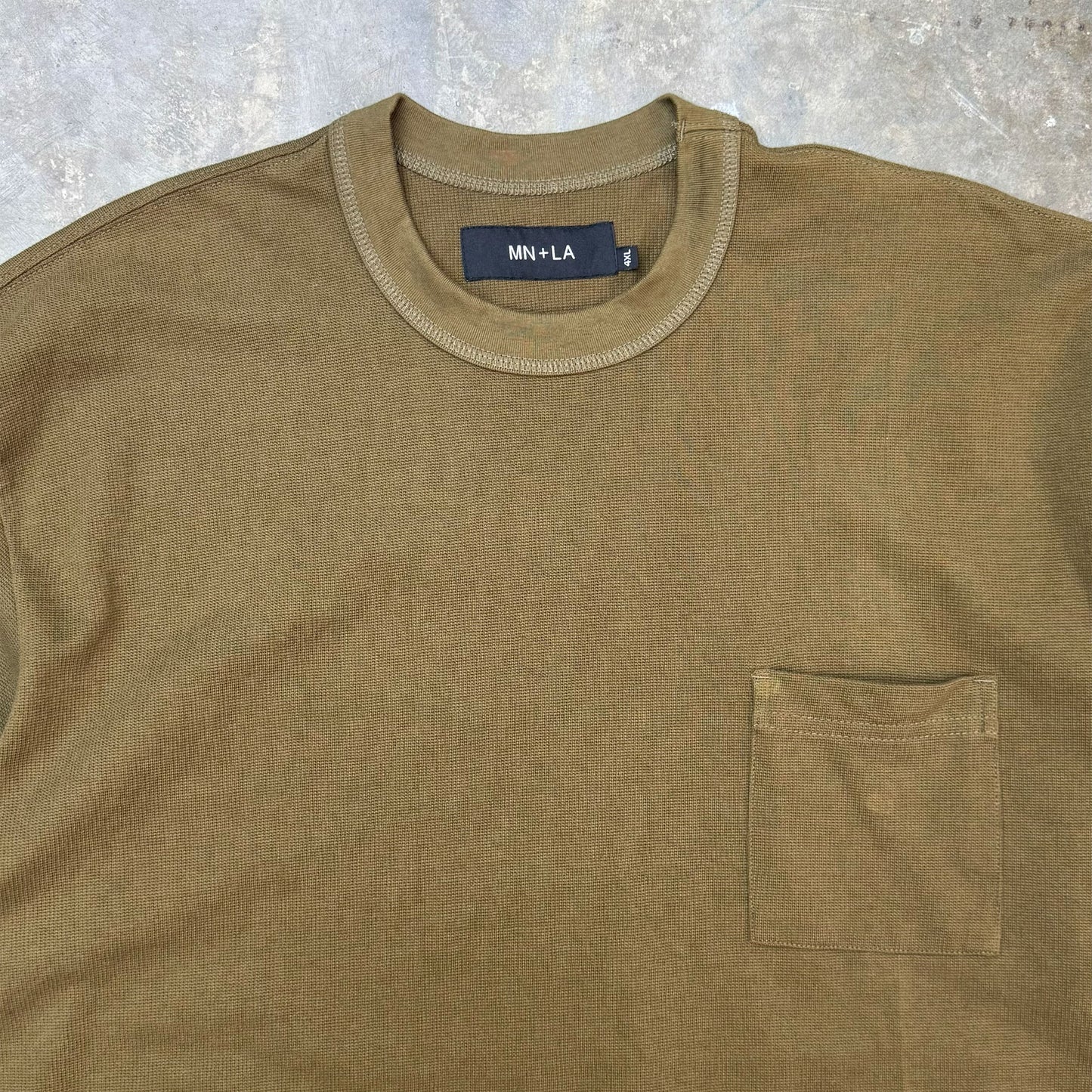 WAFFLE MOCK NECK POCKET TEE V3 IN OLIVE