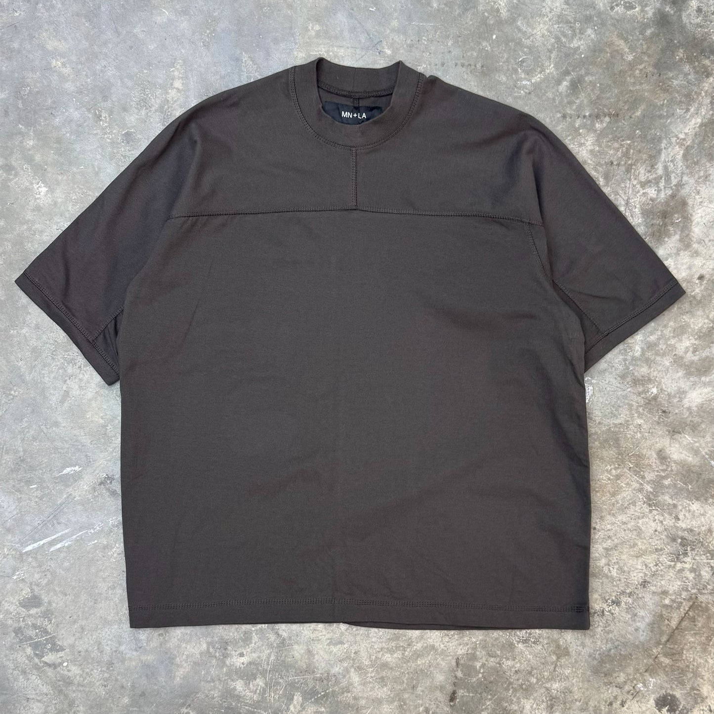 STRIDE V2 TEE IN CHARCOAL GREY