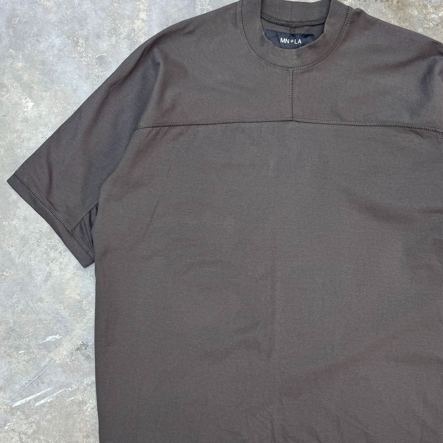 STRIDE V2 TEE IN CHARCOAL GREY