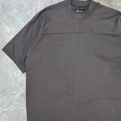 STRIDE V2 TEE IN CHARCOAL GREY