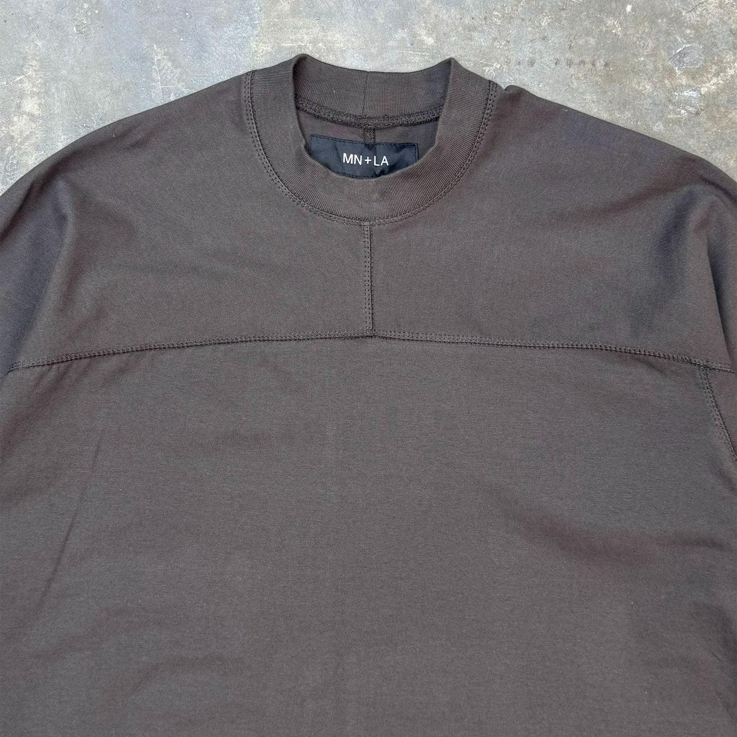 STRIDE V2 TEE IN CHARCOAL GREY