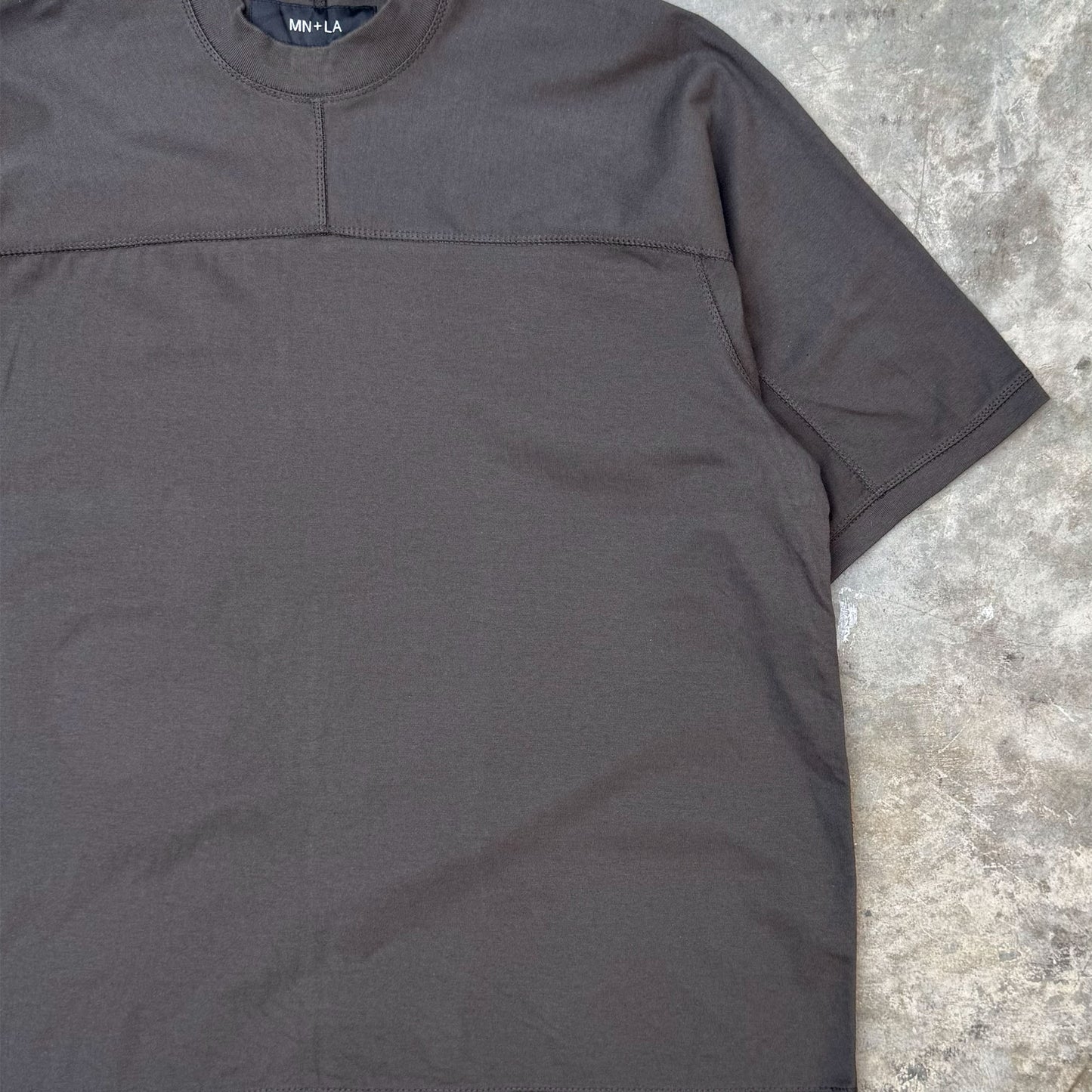 STRIDE V2 TEE IN CHARCOAL GREY