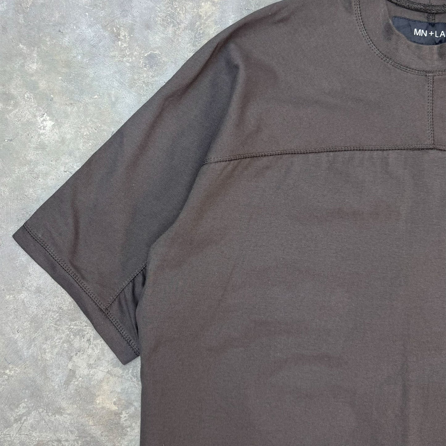 STRIDE V2 TEE IN CHARCOAL GREY
