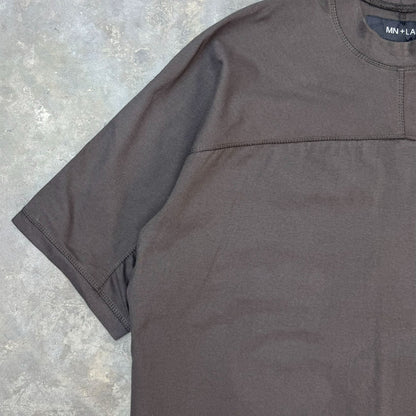 STRIDE V2 TEE IN CHARCOAL GREY