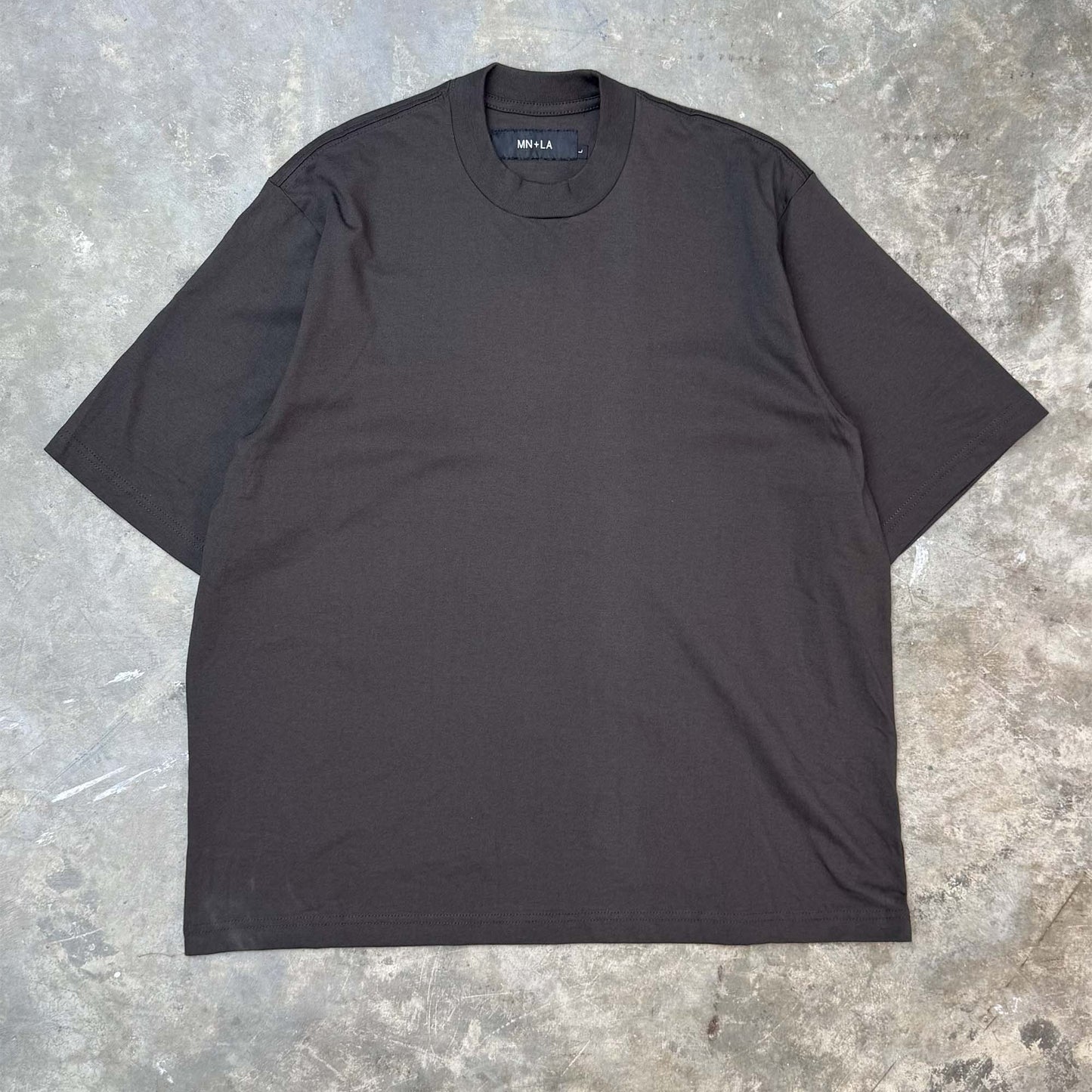 MOCK NECK TEE IN CHARCOAL GREY