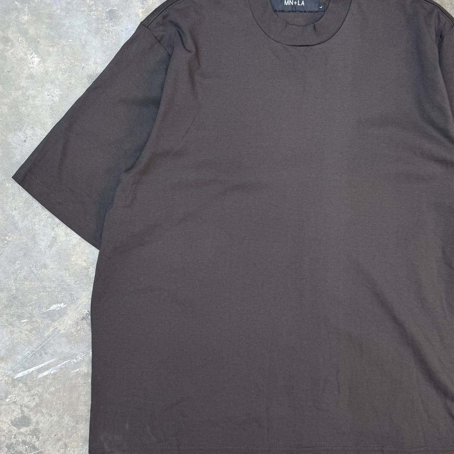 MOCK NECK TEE IN CHARCOAL GREY
