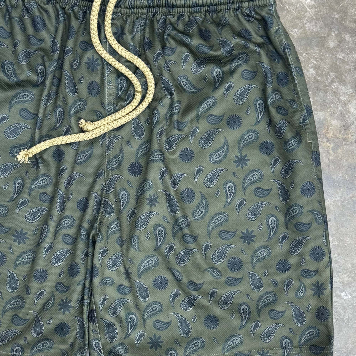 "PAISLEY" MESH SHORTS IN OLIVE