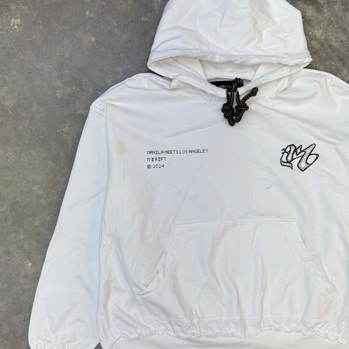 M'$ RIFT HOODIE IN WHITE