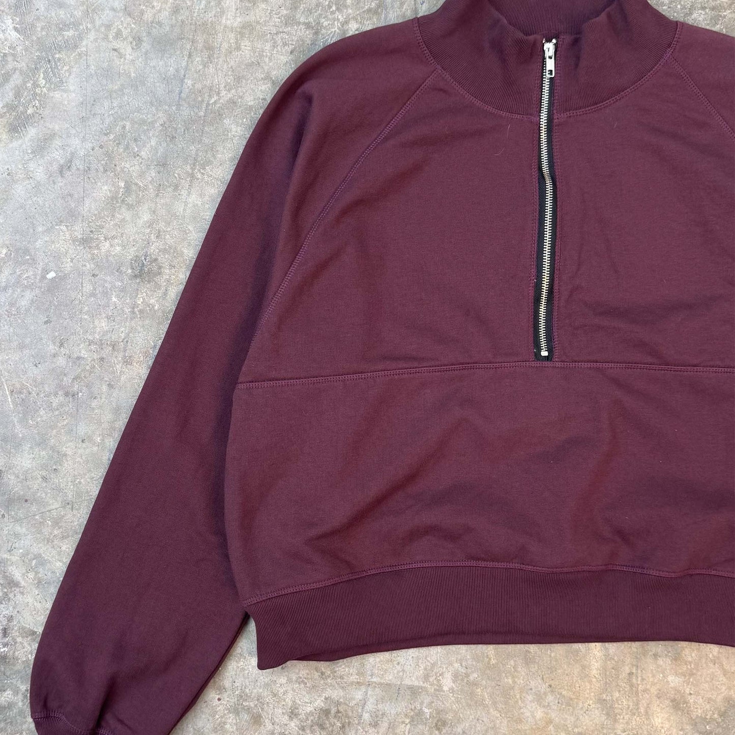 QUARTER ZIP SWEATSHIRT IN WINE