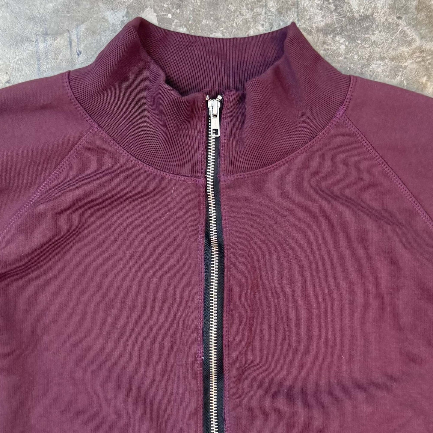 QUARTER ZIP SWEATSHIRT IN WINE