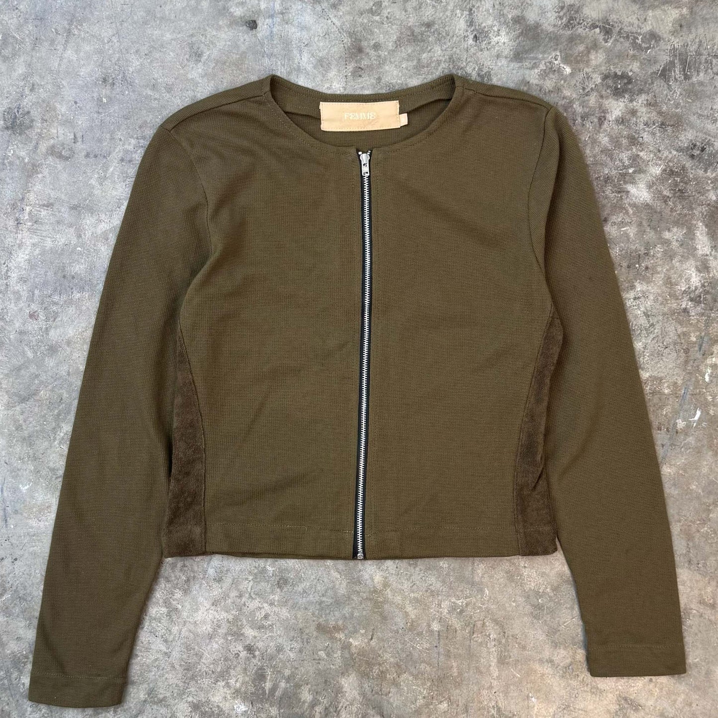 ZIP SCOOP NECK IN OLIVE
