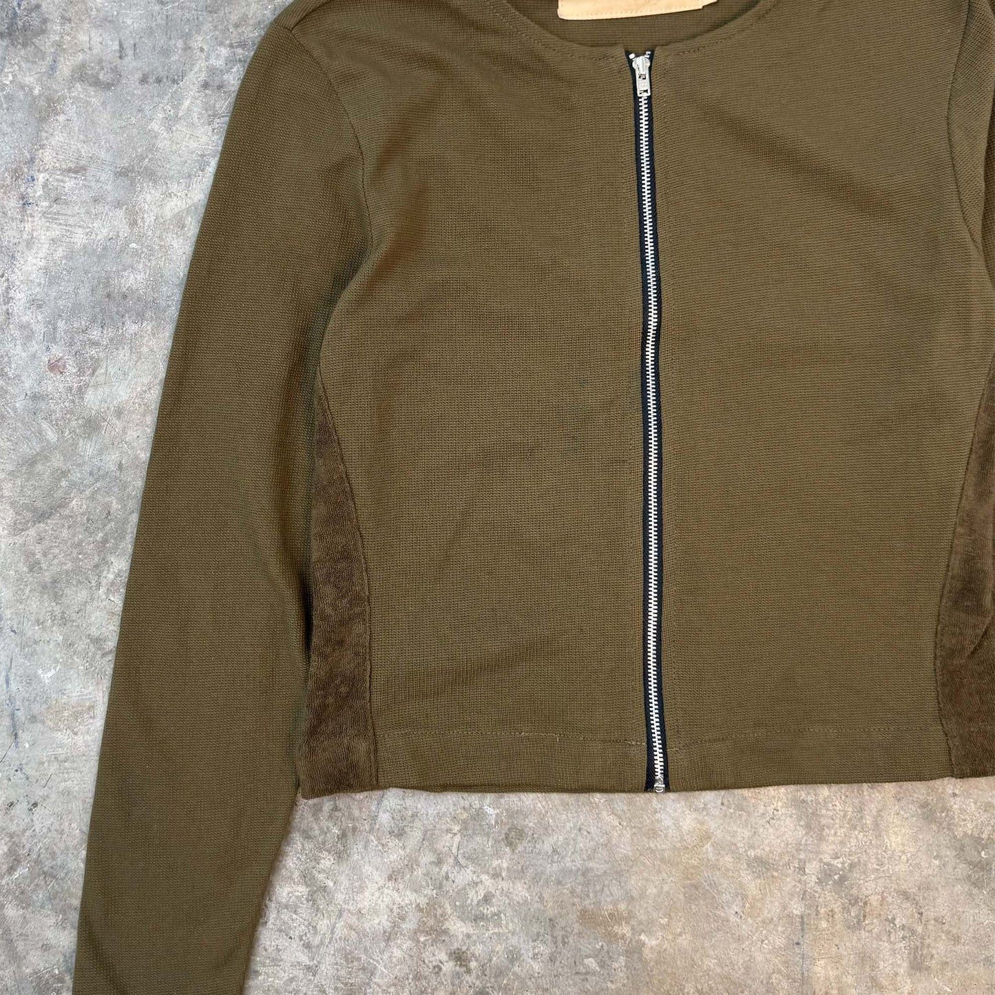 ZIP SCOOP NECK IN OLIVE